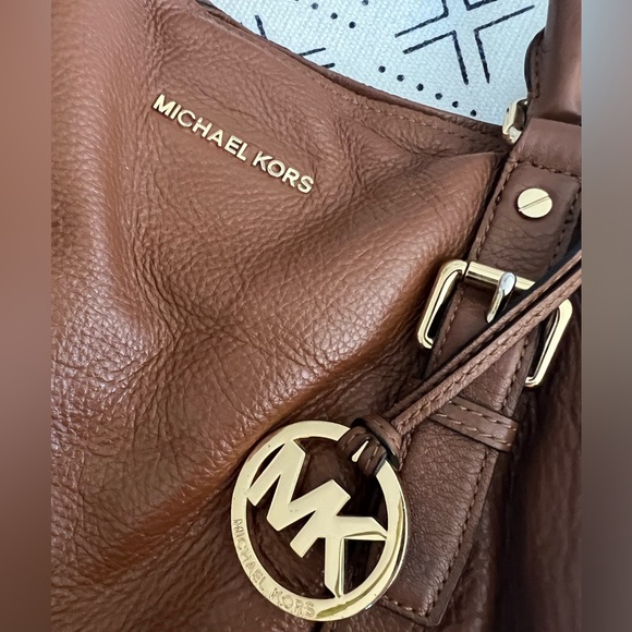 Gorgeous MK brown pebbled leather shoulder bag with gold accents - Picture 4 of 12